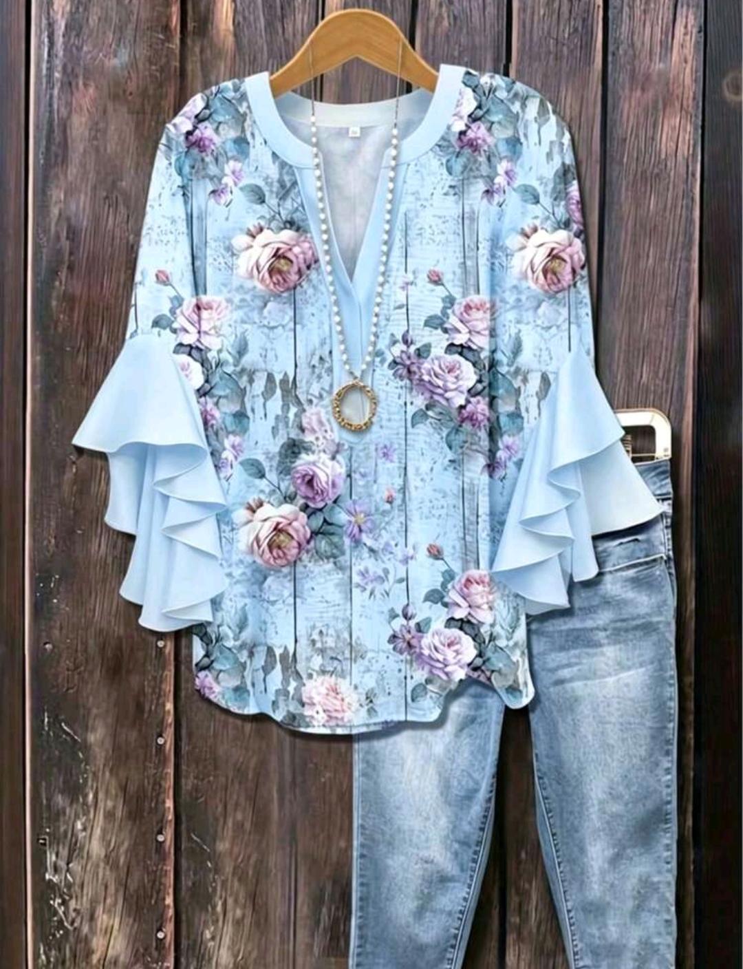 Blusa floral con cuello en V y mangas con volantes | Bajo pedido