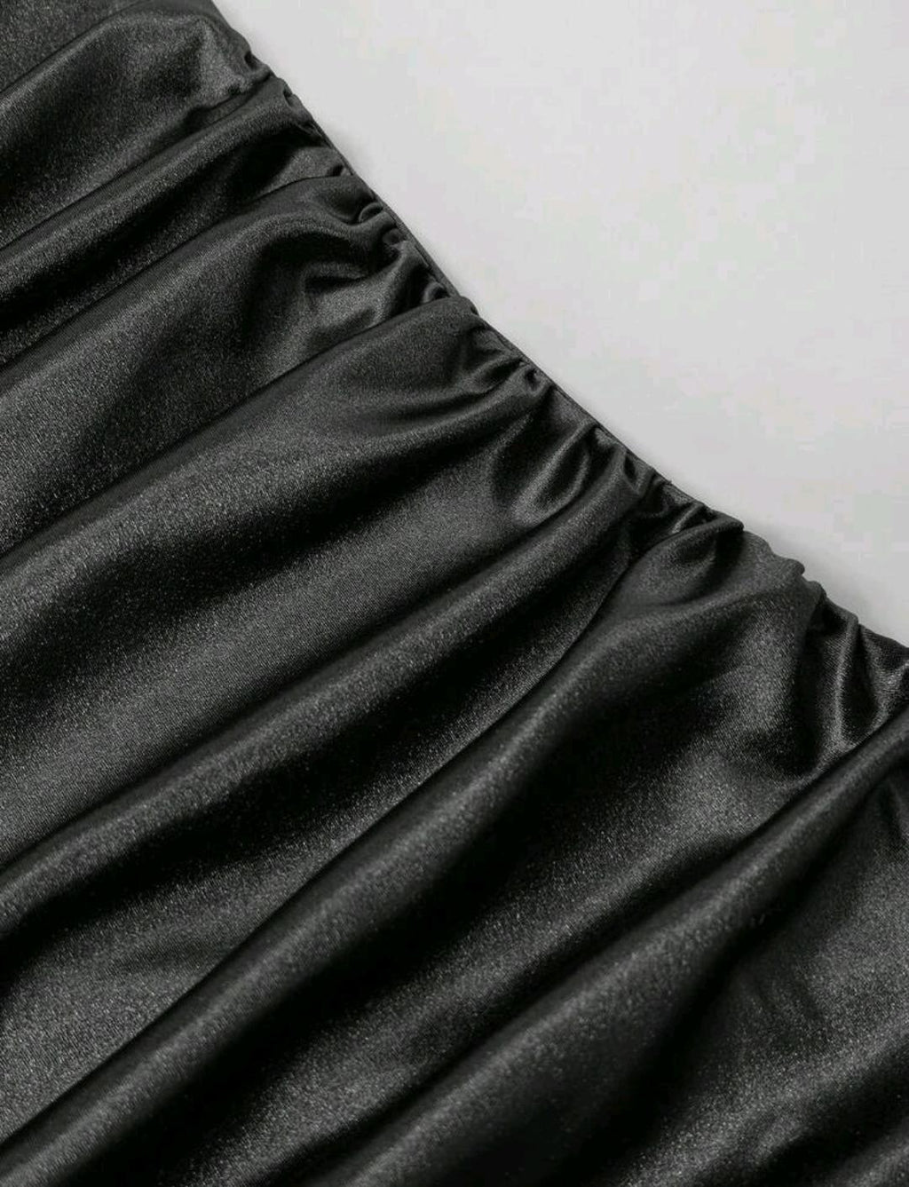 Vestido elegante con cuello halter y volantes | Bajo pedido