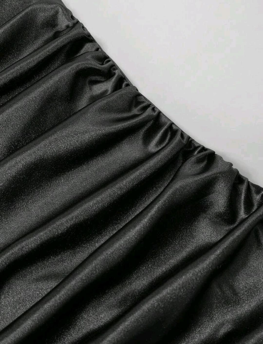 Vestido elegante con cuello halter y volantes | Bajo pedido