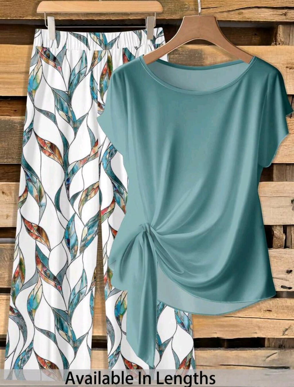 SHEIN PETITE CURVE Conjunto de 2 piezas de talla grande con camiseta de unicolor con nudo delantero y pantalones con estampado floral.
