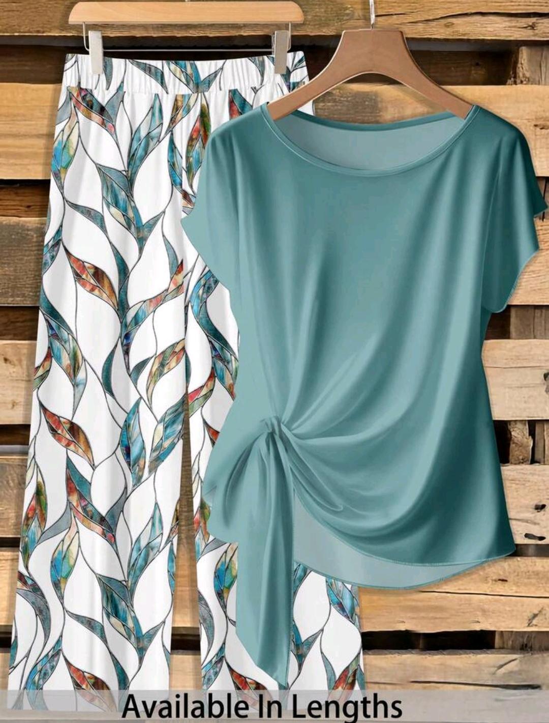 SHEIN PETITE CURVE Conjunto de 2 piezas de talla grande con camiseta de unicolor con nudo delantero y pantalones con estampado floral.