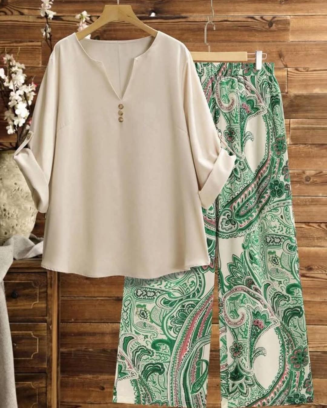 Conjunto casual de dos piezas combina una blusa beige holgada y unos pantalones palazzo con estampado de cachemira (paisley) en tonos verdes.