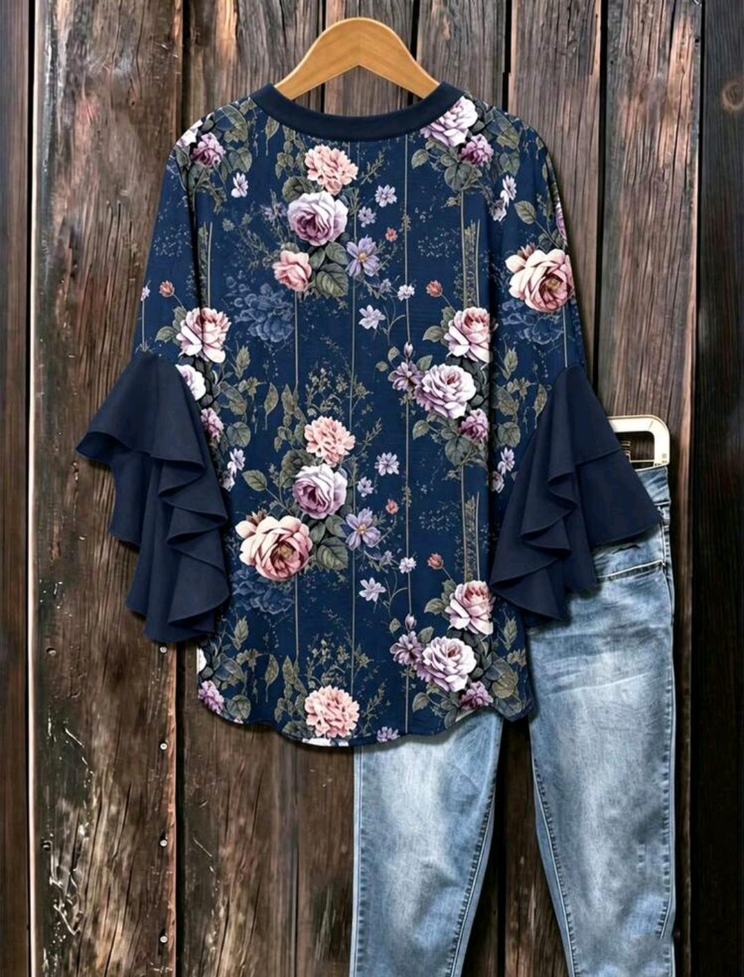 Blusa floral con cuello en V y mangas con volantes | Bajo pedido
