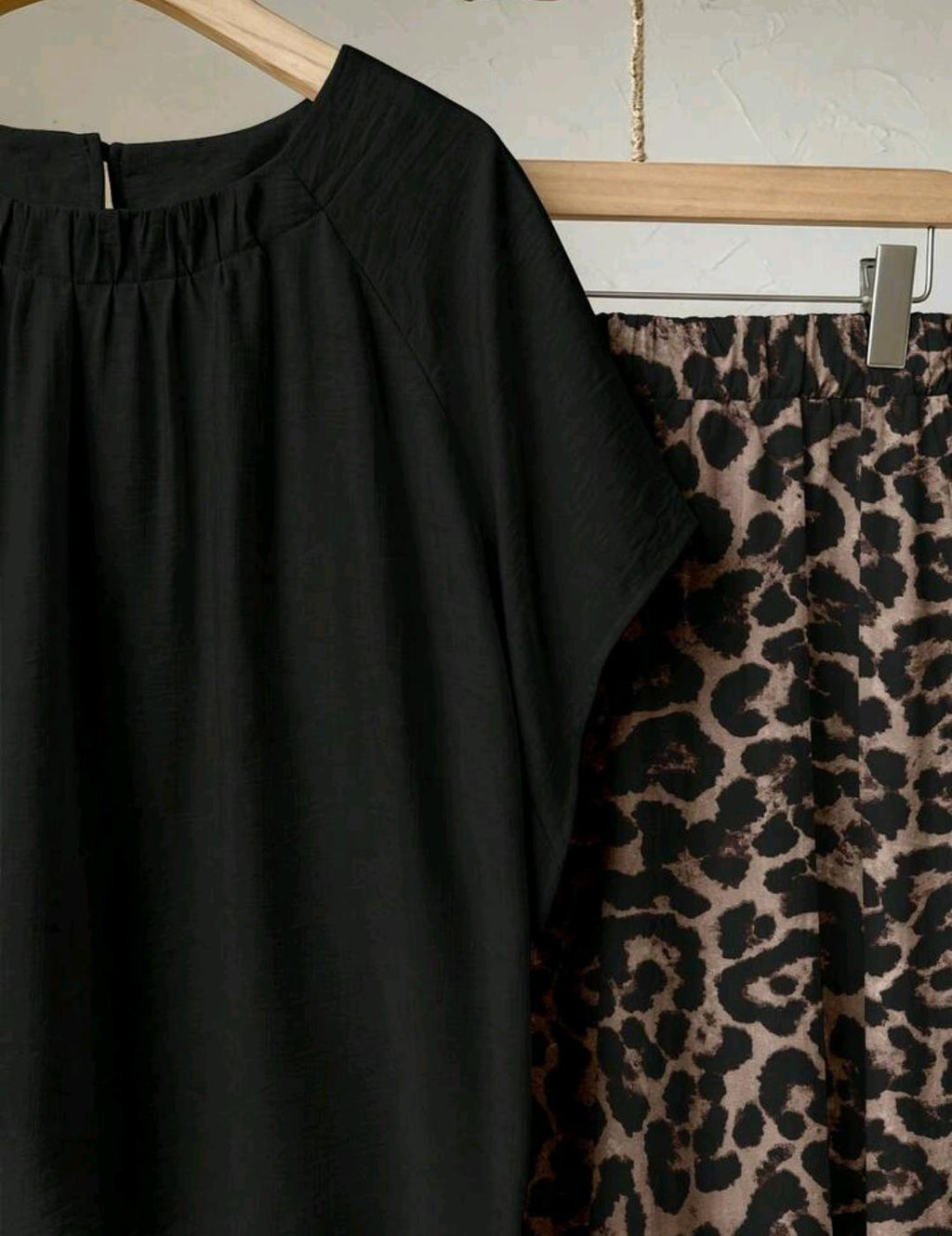 Conjunto de 2 piezas para mujer de top de color liso + falda estampada, atuendo de verano, top estampado estilo carnaval, casual para vacaciones, negro y beige, para uso diario y citas.