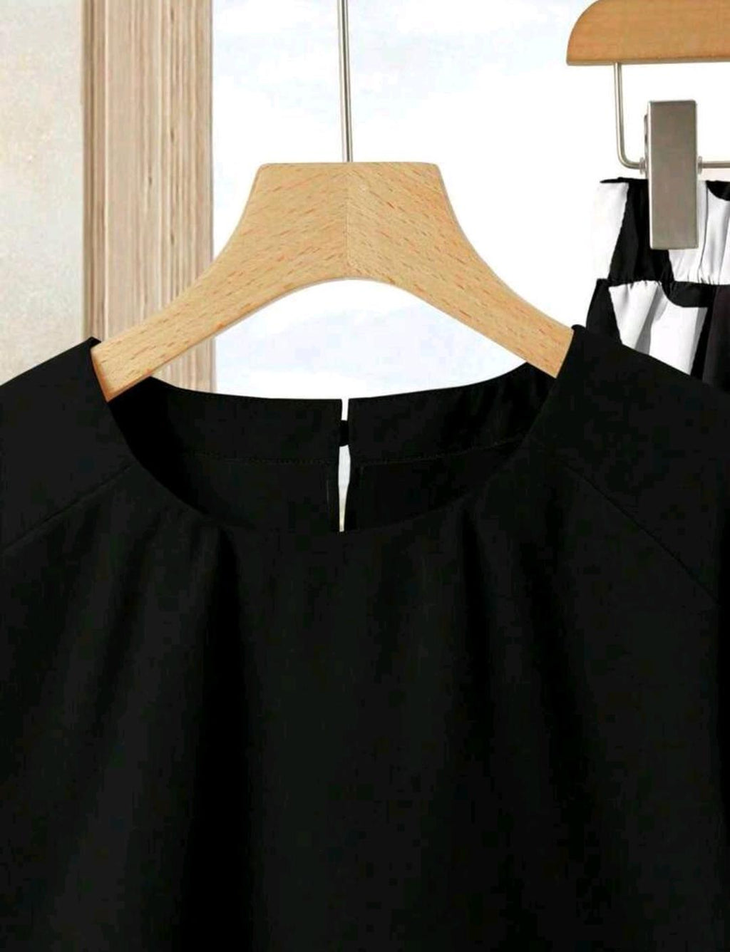 Rusticease 2 piezas Conjunto de top casual de unicolor + falda con estampado geométrico blanco y negro para vacaciones de verano.