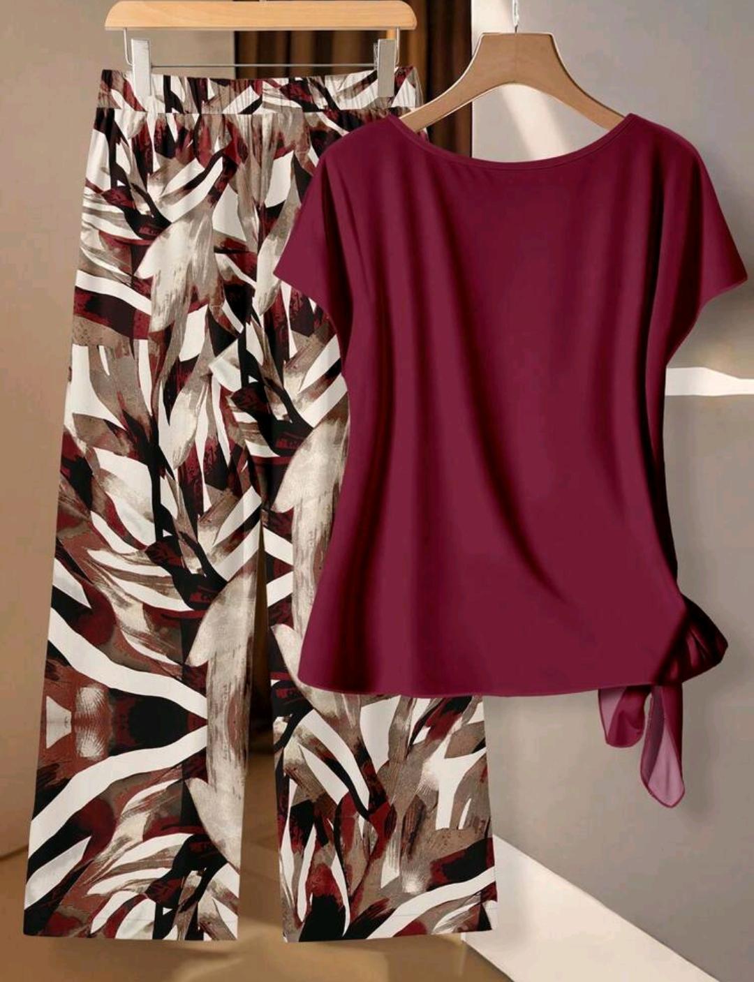 Conjunto informal de dos piezas para mujer con pantalón de multicolor con estampado aleatorio y blusa de cuello redondo de manga corta en color burdeos