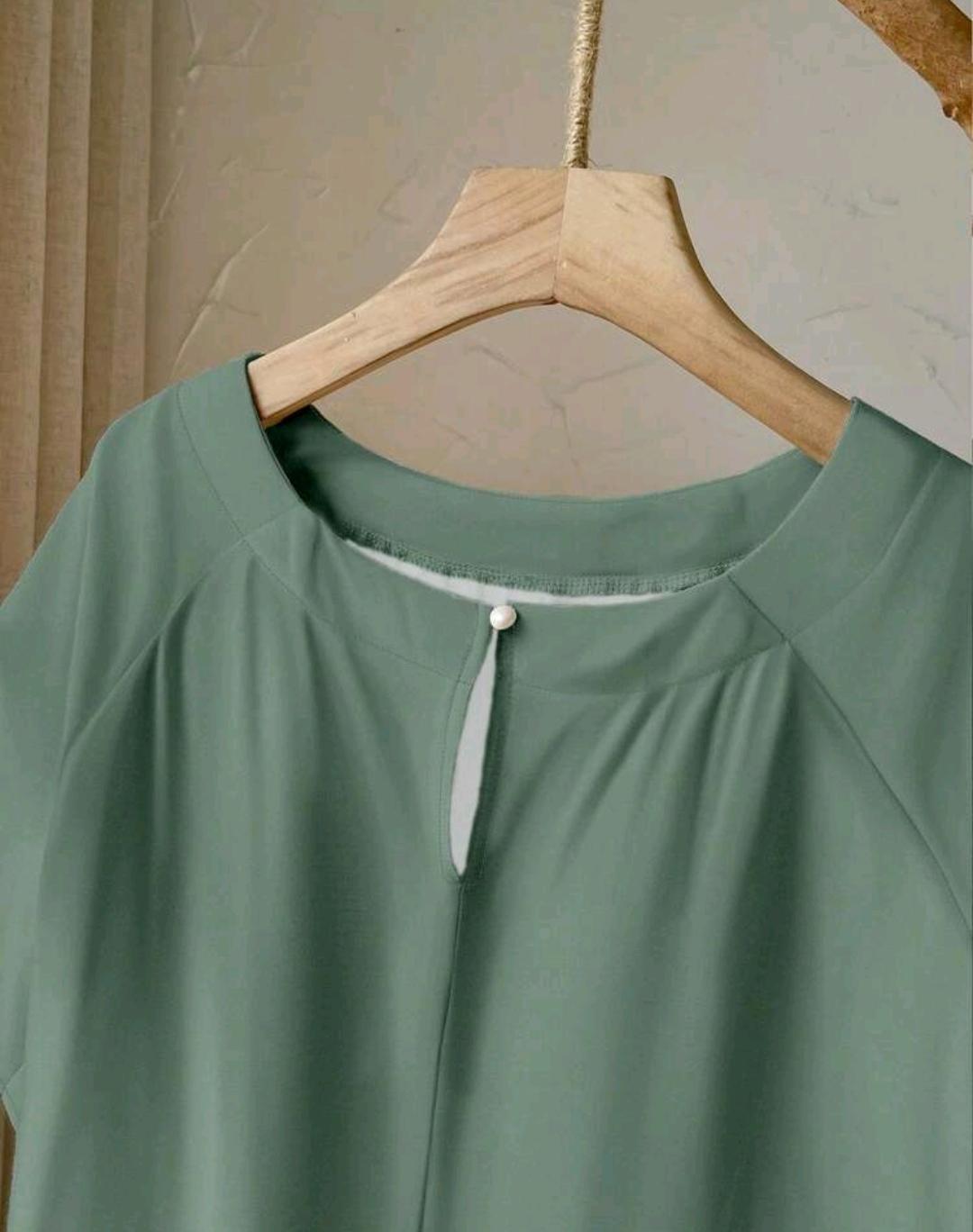 Rusticease Conjunto de 2 piezas de talla grande con blusa unicolor casual y falda con estampado floral.