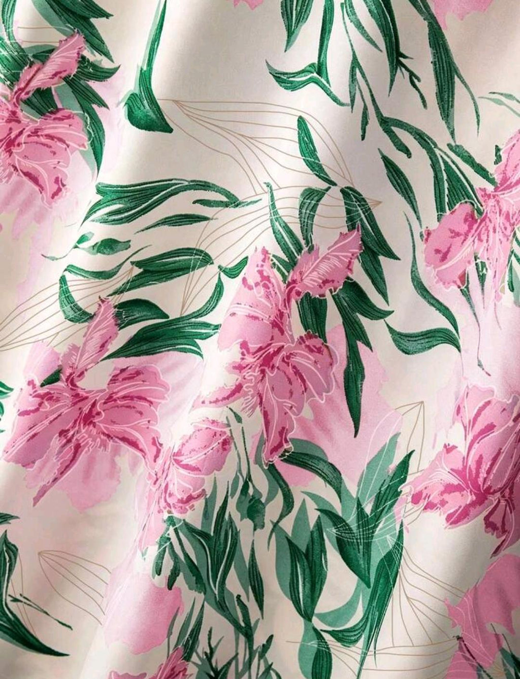Hermoso set de 2 piezas de falda con estampado floral y blusa color rosa.
