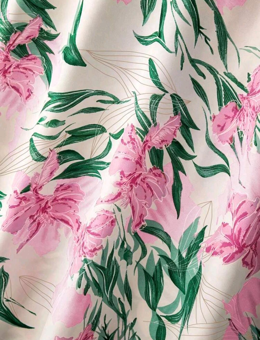 Hermoso set de 2 piezas de falda con estampado floral y blusa color rosa.
