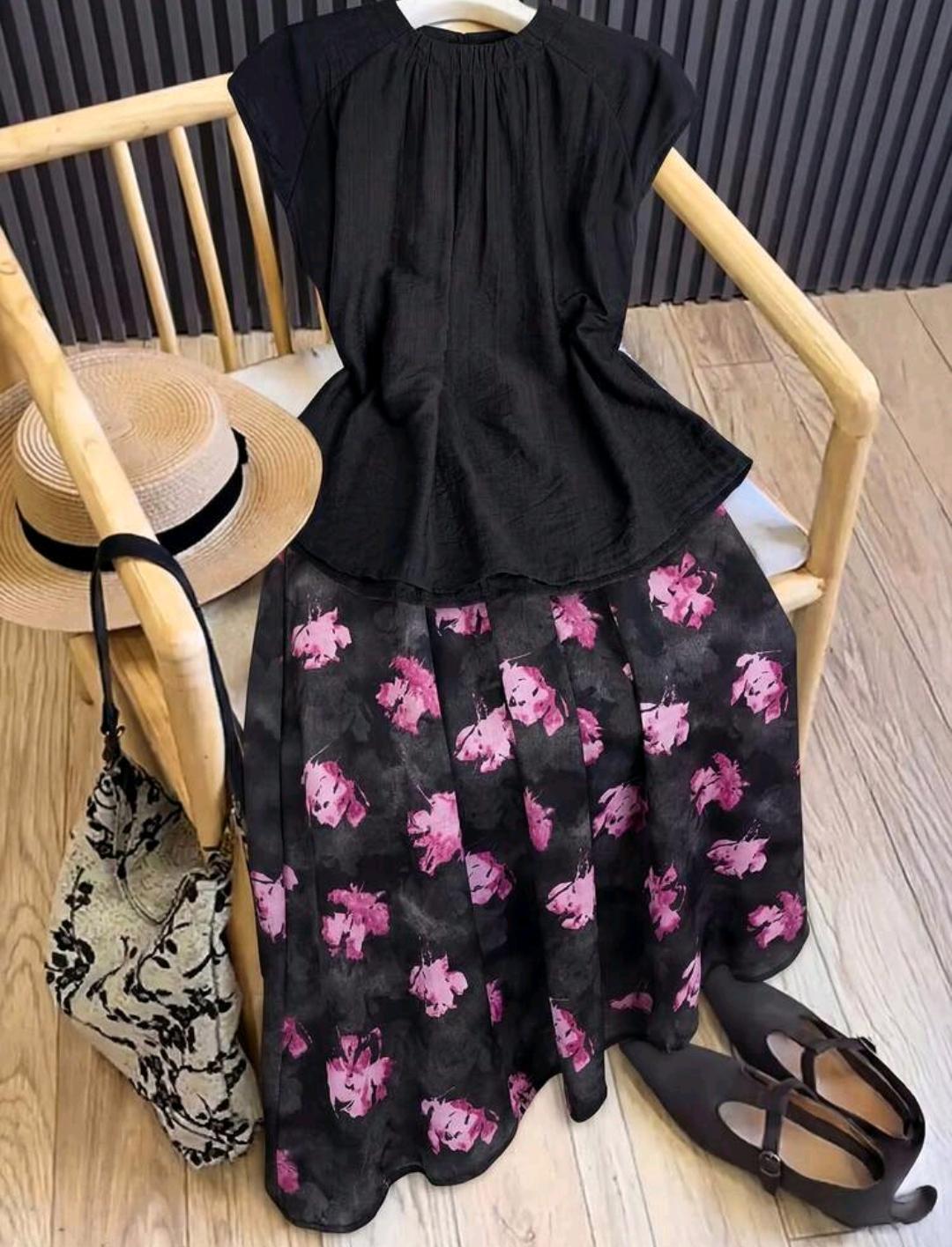 Conjunto de 2 piezas de verano casual para mujer con parte superior de unicolor y falda con estampado floral.