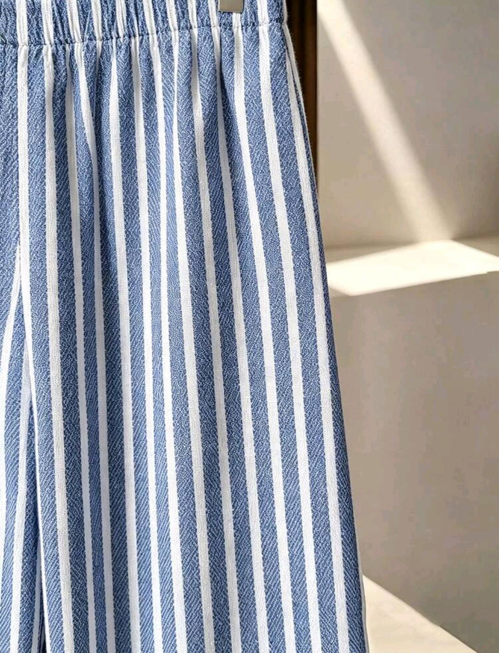 Conjunto de 2 piezas de blusa con lazo azul minimalista casual y pantalones rectos holgados a rayas azules, adecuado para primavera y verano