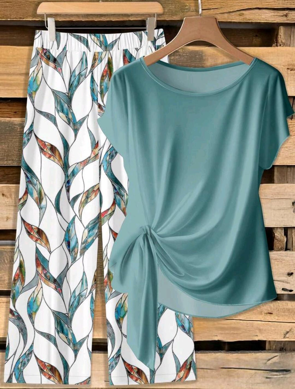 SHEIN PETITE CURVE Conjunto de 2 piezas de talla grande con camiseta de unicolor con nudo delantero y pantalones con estampado floral.