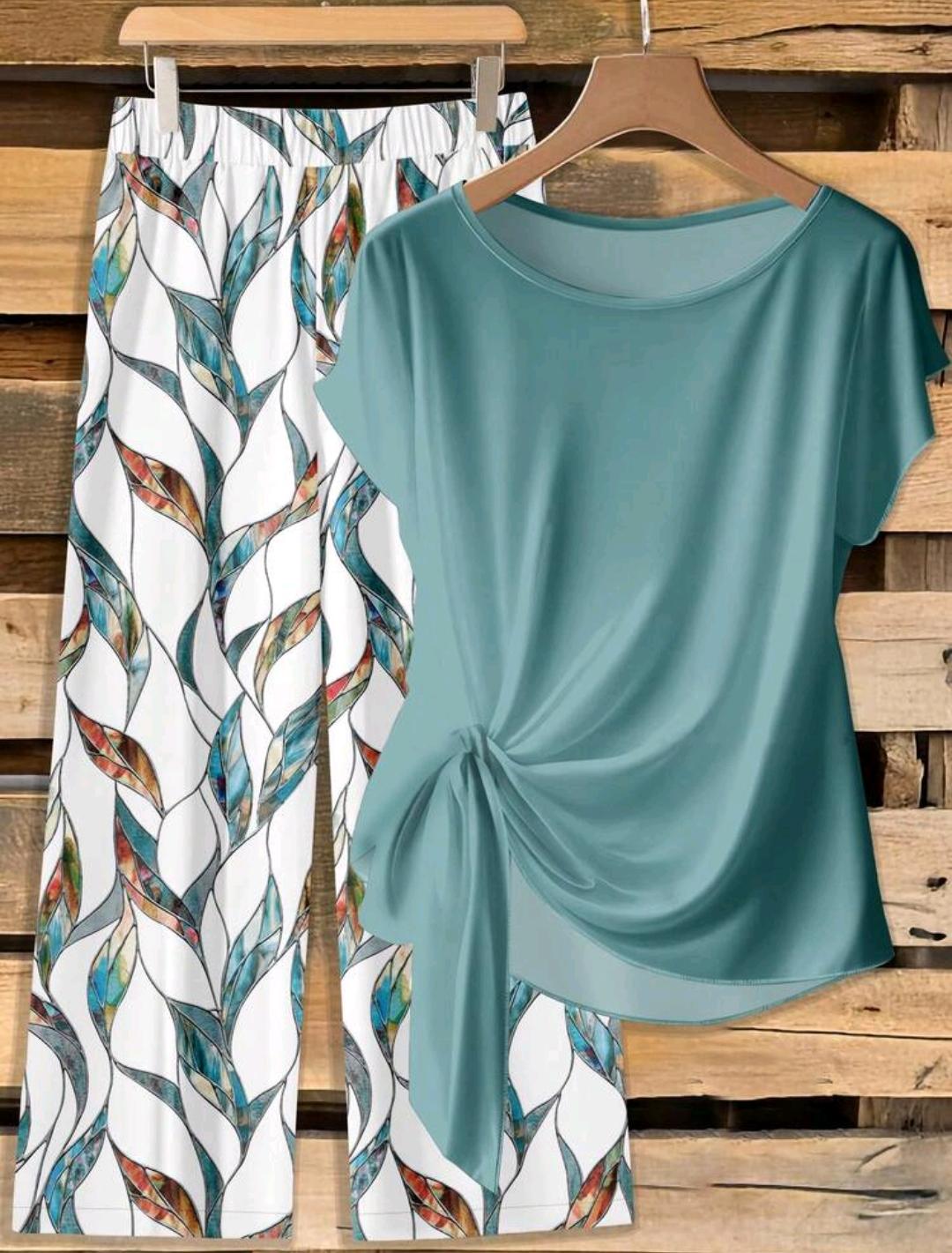 SHEIN PETITE CURVE Conjunto de 2 piezas de talla grande con camiseta de unicolor con nudo delantero y pantalones con estampado floral.