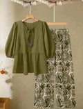 Conjunto informal de 2 piezas de blusa con nudo delantero y pantalones de pierna ancha estampados para mujer de talla grande.