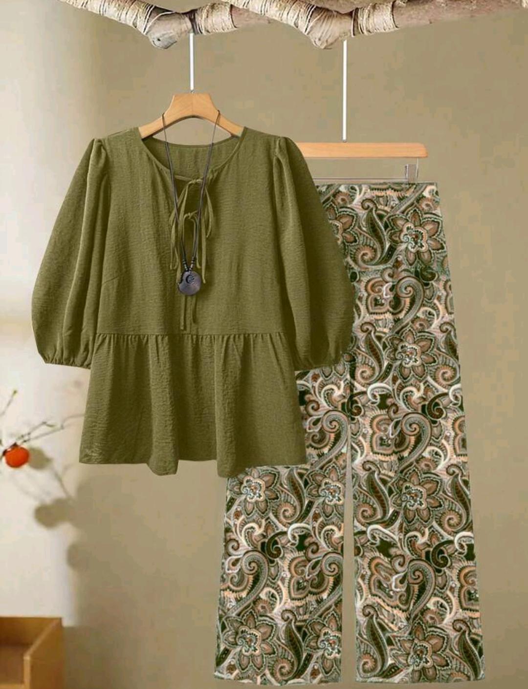 Conjunto informal de 2 piezas de blusa con nudo delantero y pantalones de pierna ancha estampados para mujer de talla grande.
