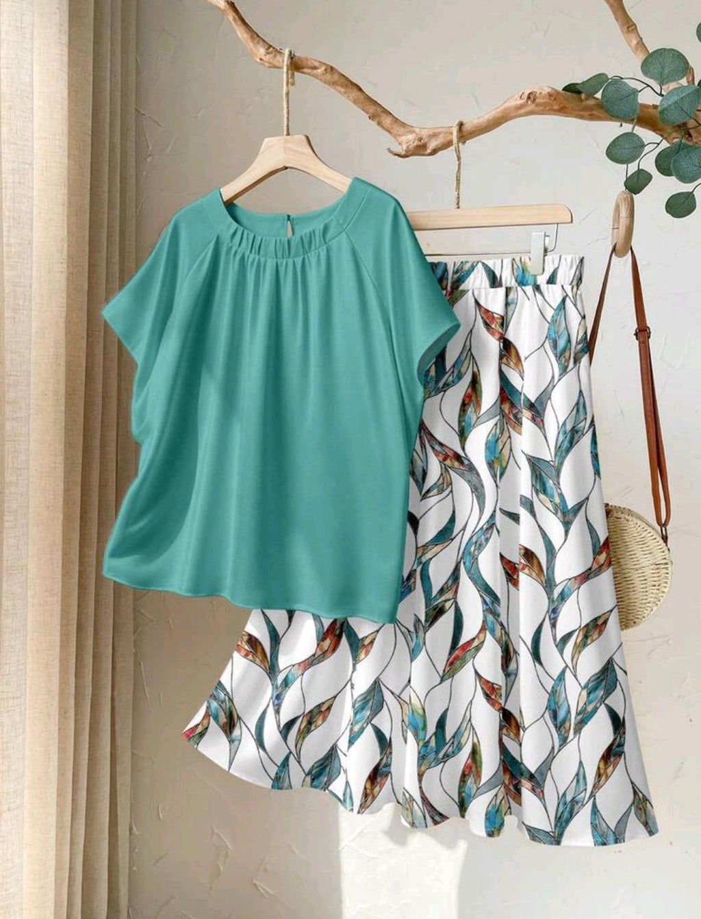 Conjunto de 2 piezas de blusa de manga raglán de unicolor y minifalda con estampado total, adecuado para vacaciones, talla grande para mujer.