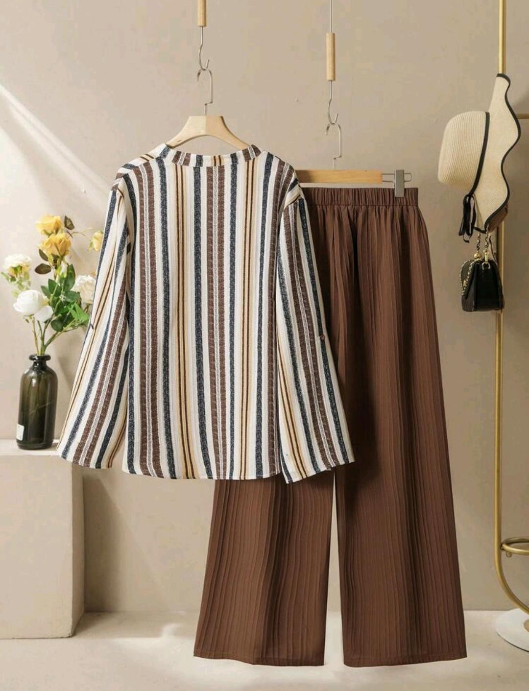 Conjunto informal de camisa de manga larga con estampado de rayas coloridas texturizadas y pantalones anchos de pierna ancha en talla grande, cómodo y holgado