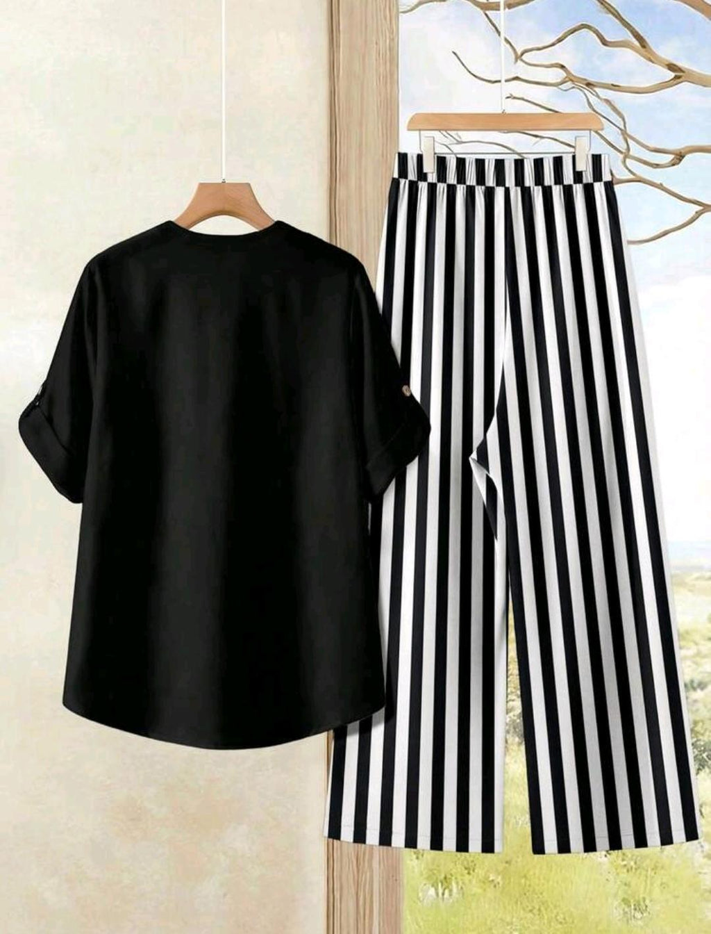 Conjunto casual de dos piezas incluye una blusa de talla grande de unicolor con cuello en V manga larga, y pantalones de pierna ancha estampados a rayas en blanco y negro.