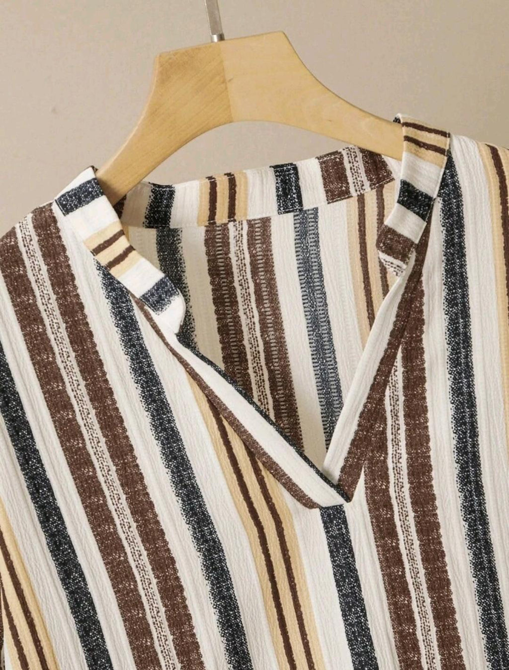 Conjunto informal de camisa de manga larga con estampado de rayas coloridas texturizadas y pantalones anchos de pierna ancha en talla grande, cómodo y holgado