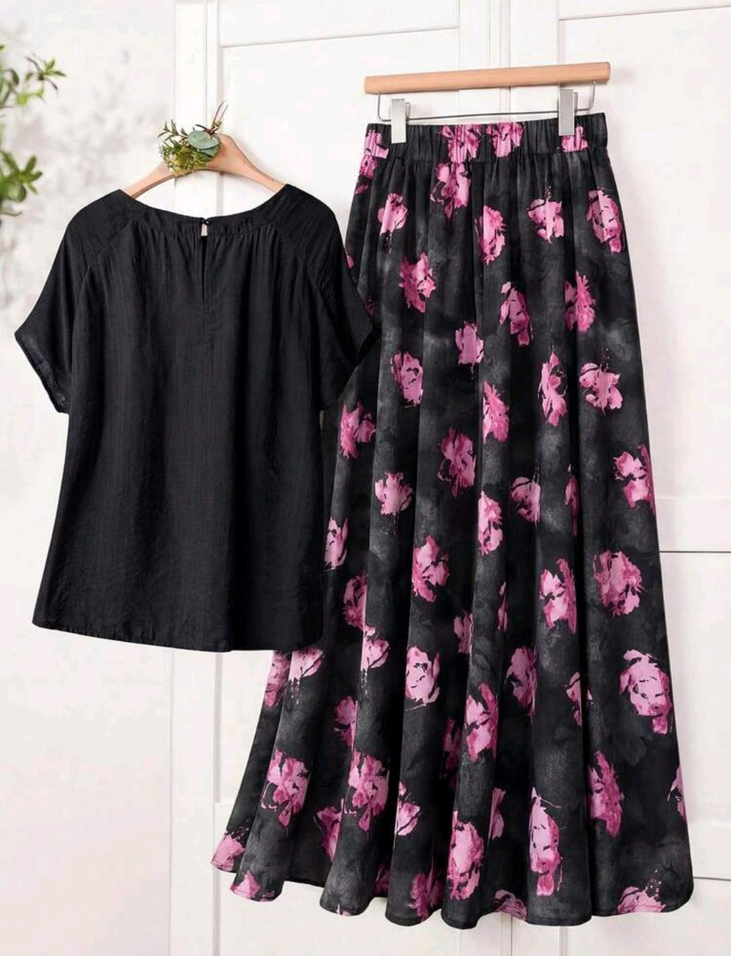 Rusticease Conjunto de 2 piezas de verano casual para mujer con parte superior de unicolor y falda con estampado floral.
