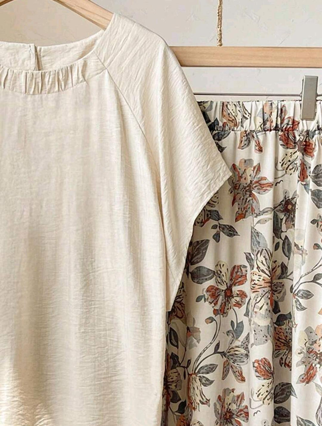 Conjunto de 2 piezas para mujer talla grande, beige, verano, para fiesta, invitada de boda y vacaciones, top casual liso holgado y falda con estampado floral, conjunto de ropa de vacaciones.