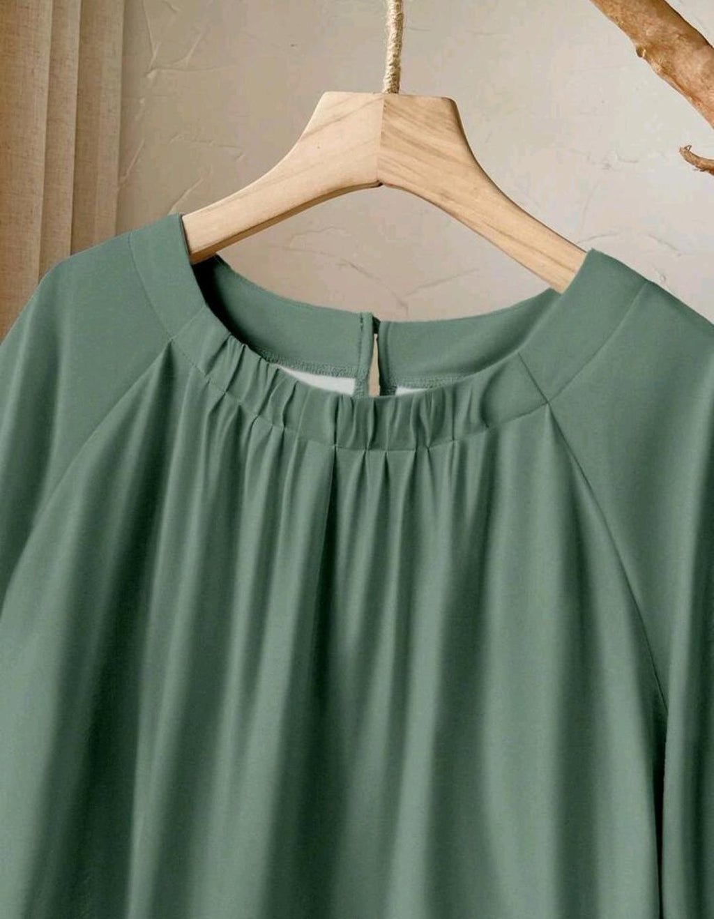 Rusticease Conjunto de 2 piezas de talla grande con blusa unicolor casual y falda con estampado floral.
