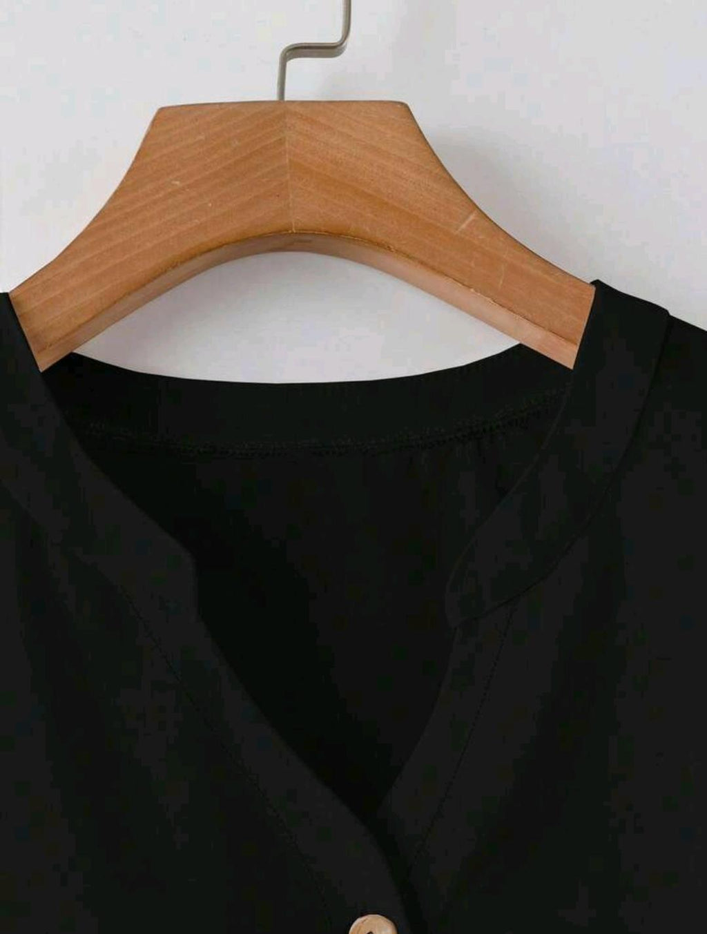 Conjunto casual de dos piezas incluye una blusa de talla grande de unicolor con cuello en V manga larga, y pantalones de pierna ancha estampados a rayas en blanco y negro.