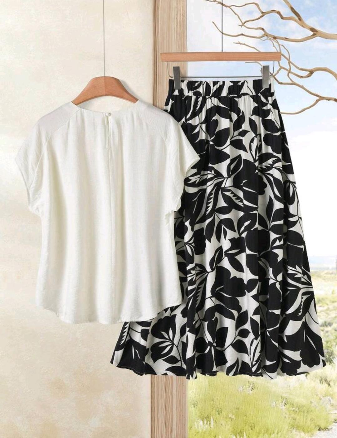 Conjunto de 2 piezas de blusa de manga corta de unicolor y falda con estampado floral para mujer.
