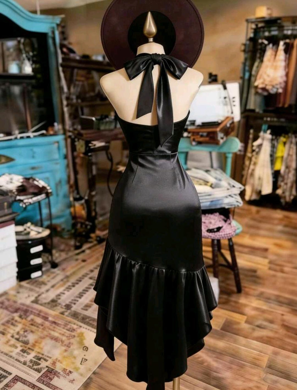 Vestido elegante con cuello halter y volantes | Bajo pedido