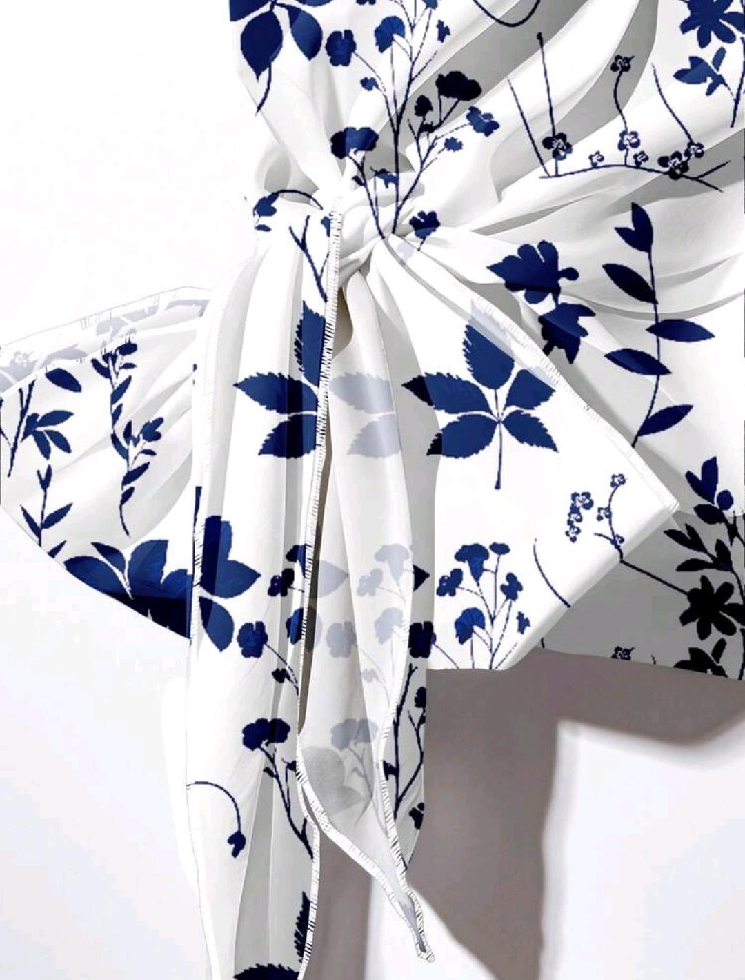 EMERY ROSE Conjunto de 2 piezas de camisa con nudo delantero y pantalones con estampado floral azul y blanco.