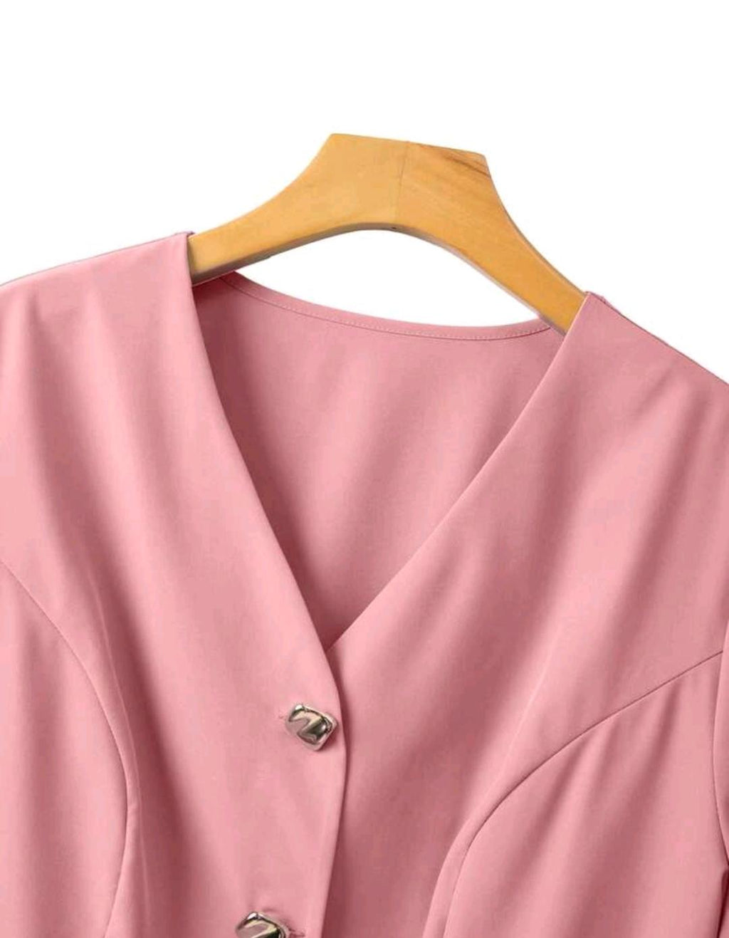 Hermoso set de 2 piezas de falda con estampado floral y blusa color rosa.