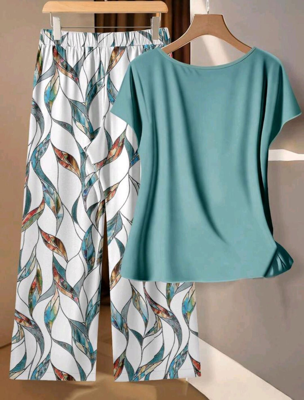 SHEIN PETITE CURVE Conjunto de 2 piezas de talla grande con camiseta de unicolor con nudo delantero y pantalones con estampado floral.