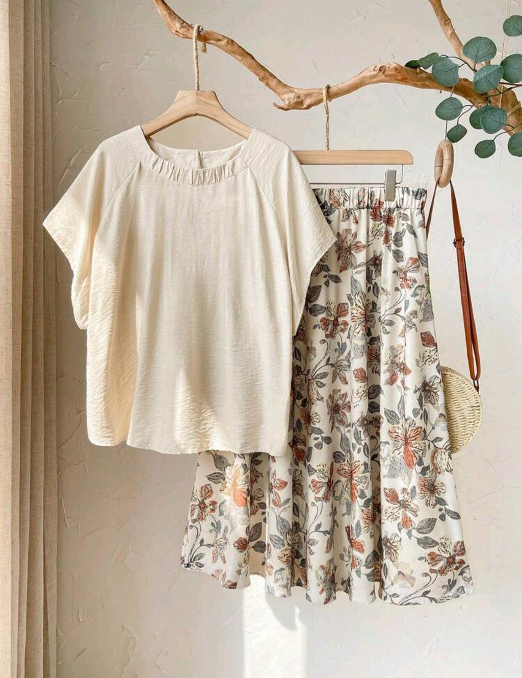 Conjunto de 2 piezas para mujer talla grande, beige, verano, para fiesta, invitada de boda y vacaciones, top casual liso holgado y falda con estampado floral, conjunto de ropa de vacaciones.