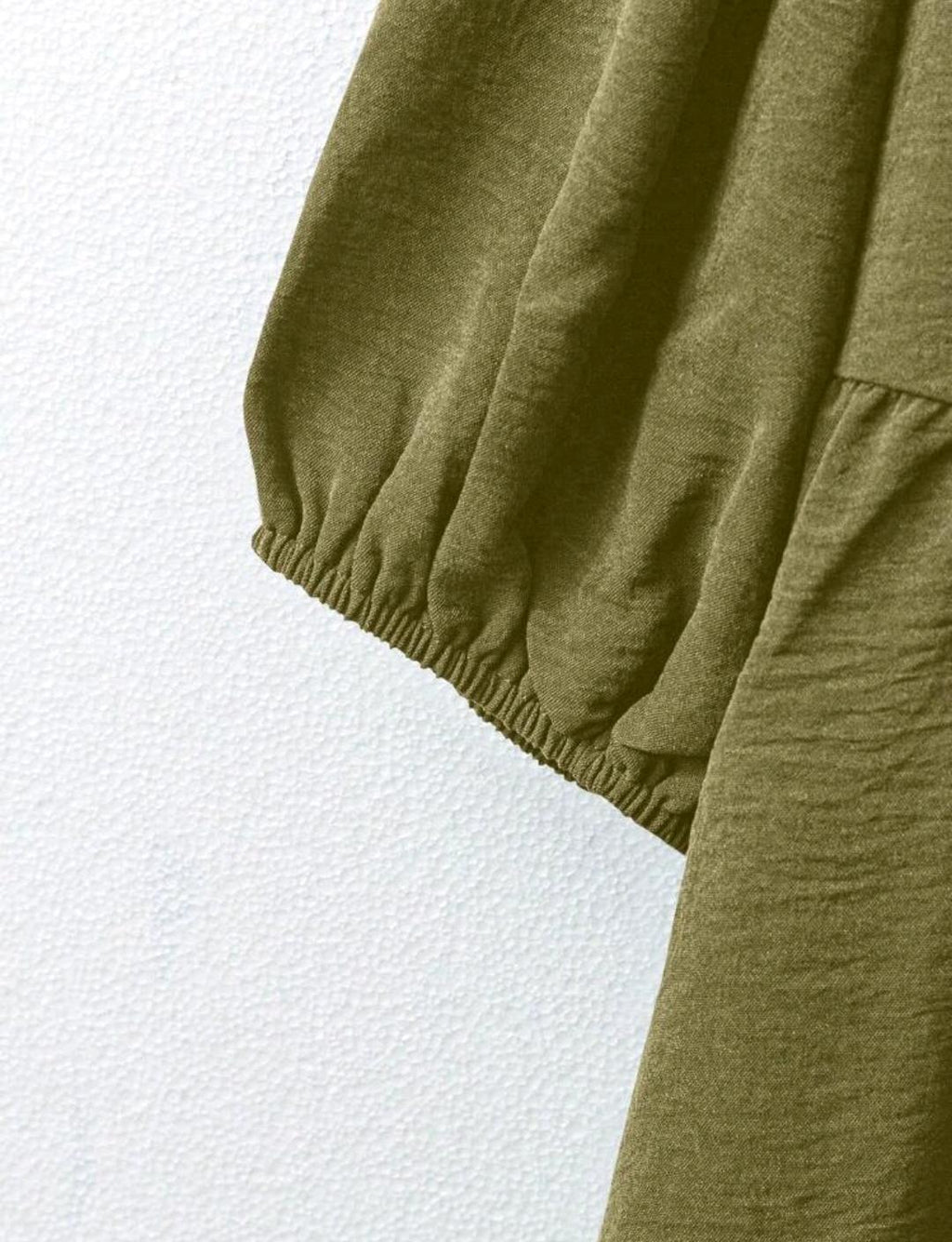Conjunto informal de 2 piezas de blusa con nudo delantero y pantalones de pierna ancha estampados para mujer de talla grande.