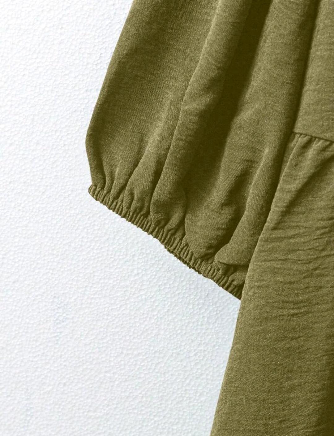 Conjunto informal de 2 piezas de blusa con nudo delantero y pantalones de pierna ancha estampados para mujer de talla grande.