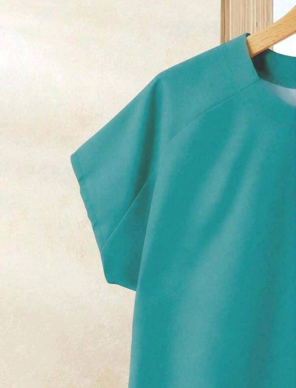 2 piezas Conjunto de blusa casual de unicolor + falda estampada para vacaciones, conjunto de ropa de verano para mujer.