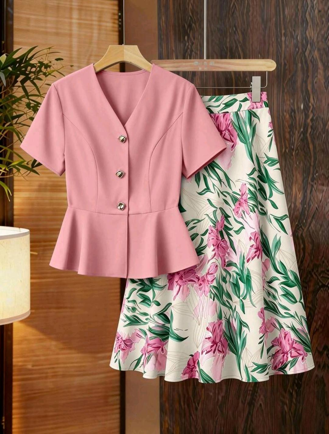 Hermoso set de 2 piezas de falda con estampado floral y blusa color rosa.