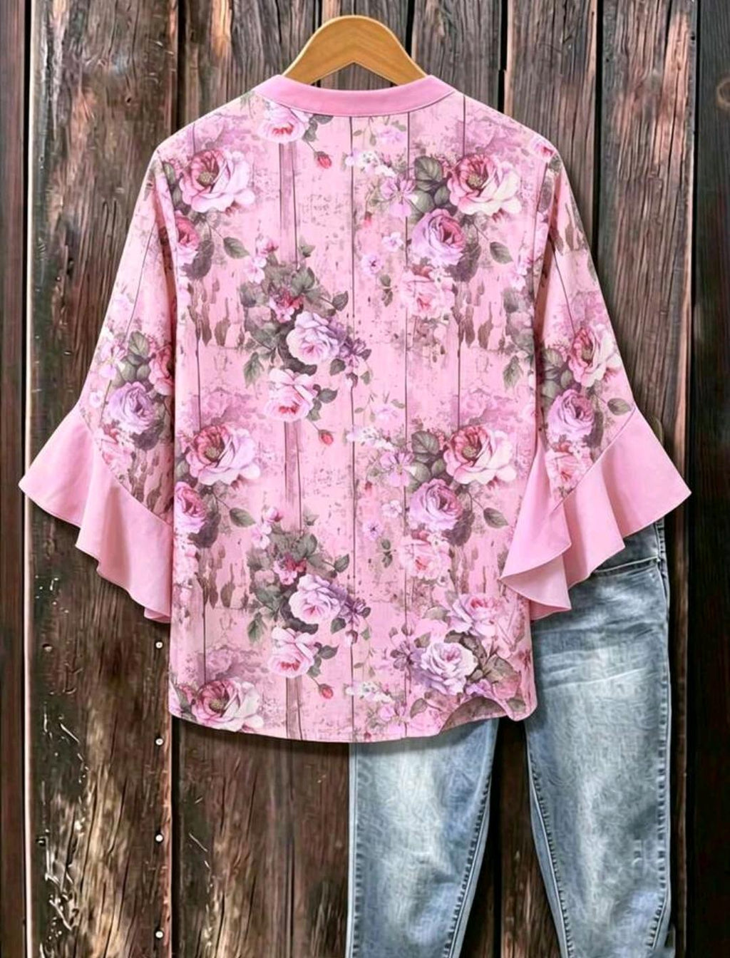 Blusa floral con cuello en V y mangas con volantes | Bajo pedido