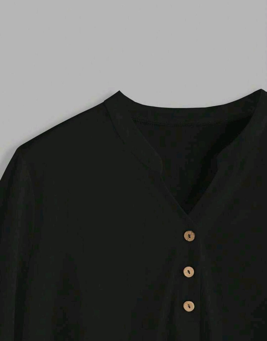 Conjunto casual de dos piezas incluye una blusa de talla grande de unicolor con cuello en V manga larga, y pantalones de pierna ancha estampados a rayas en blanco y negro.