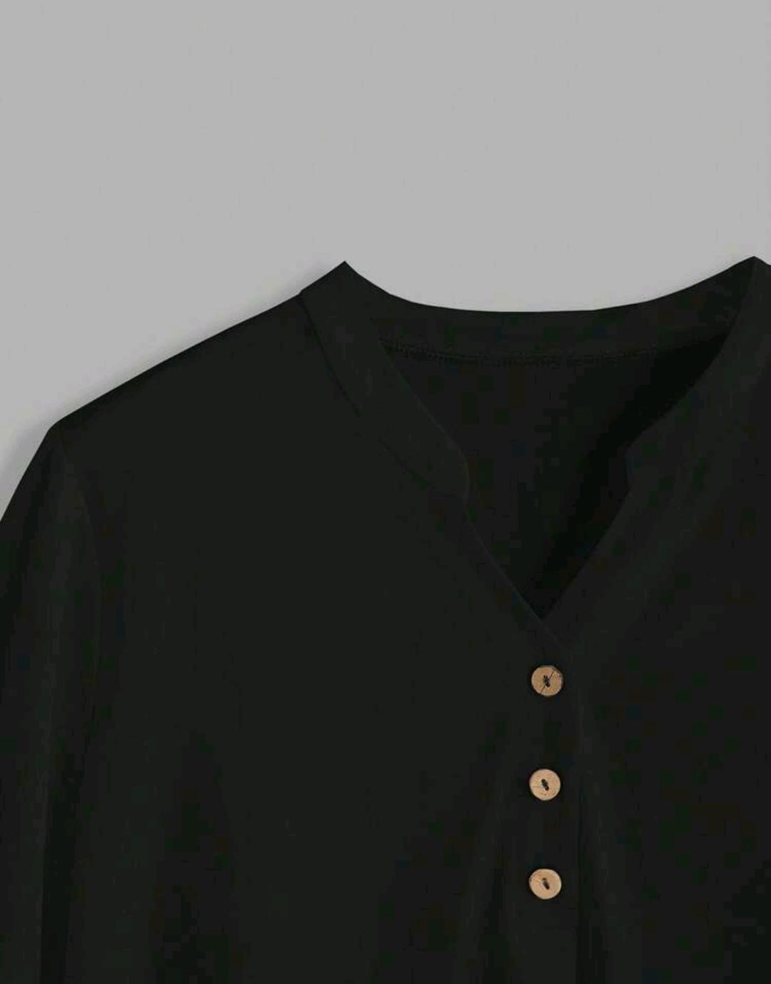 Conjunto casual de dos piezas incluye una blusa de talla grande de unicolor con cuello en V manga larga, y pantalones de pierna ancha estampados a rayas en blanco y negro.