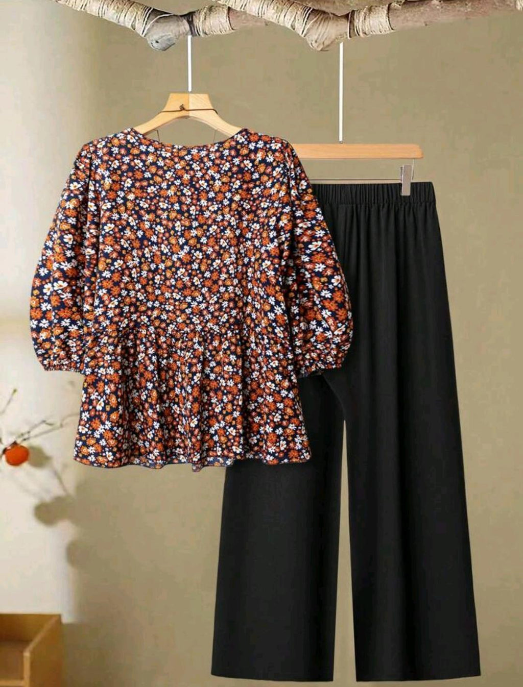 Conjunto de camisa casual con nudo delantero con estampado floral pequeño y pantalón de pierna ancha de un solo color para mujer de talla grande