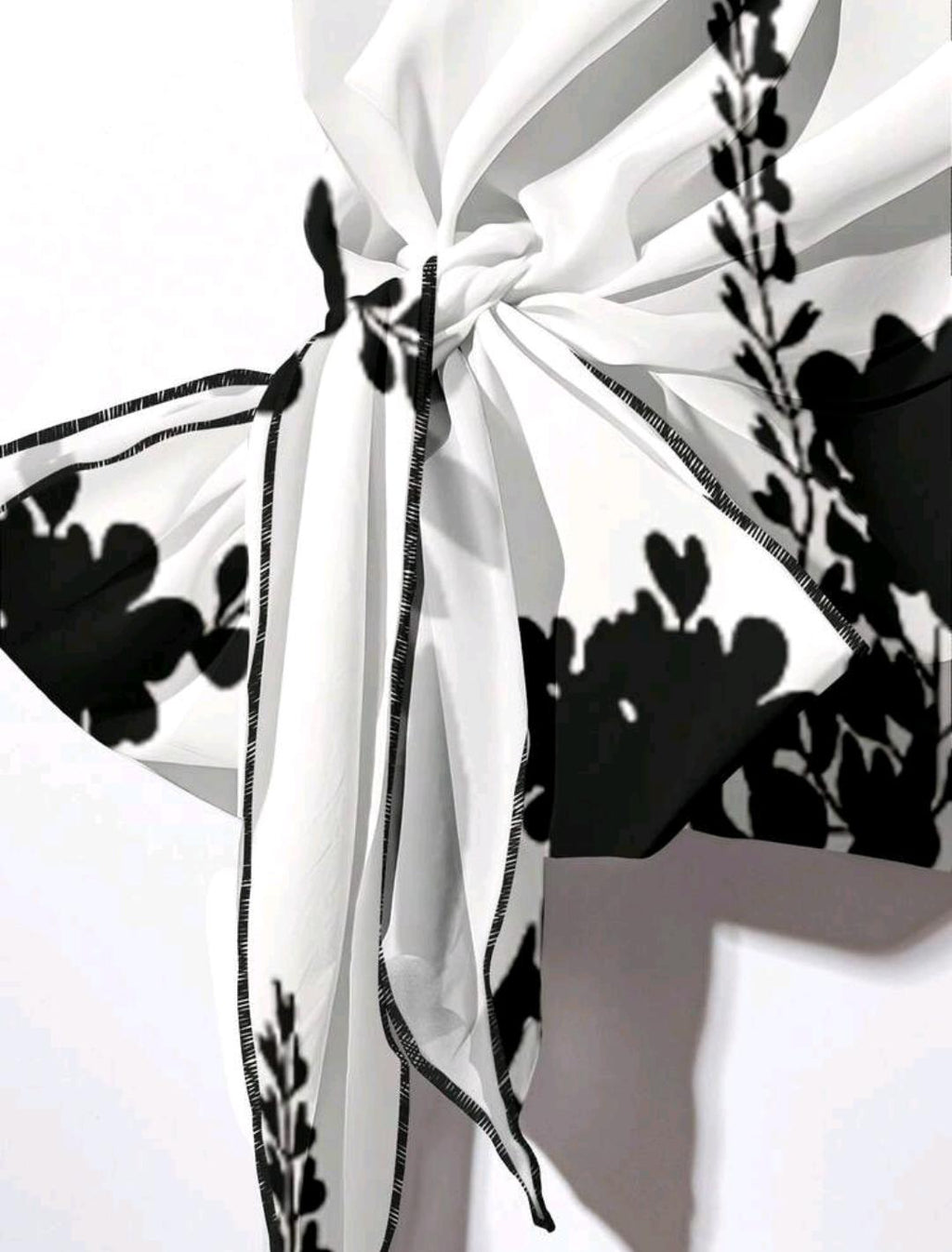 SHEIN Clasi 2 piezas Conjunto de camisa beige elegante y casual minimalista con estampado de silueta botánica en blanco y negro y pantalones sueltos negros. Perfecto para primavera y verano, vacaciones, estilo campestre, día, jardín y caminatas.