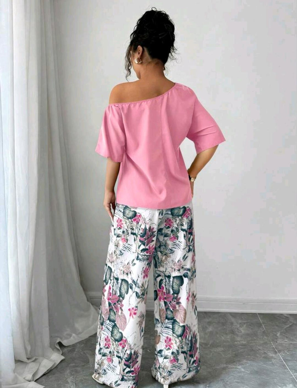 Set de 2 piezas con top de hombro asimétrico y pantalones con estampado floral