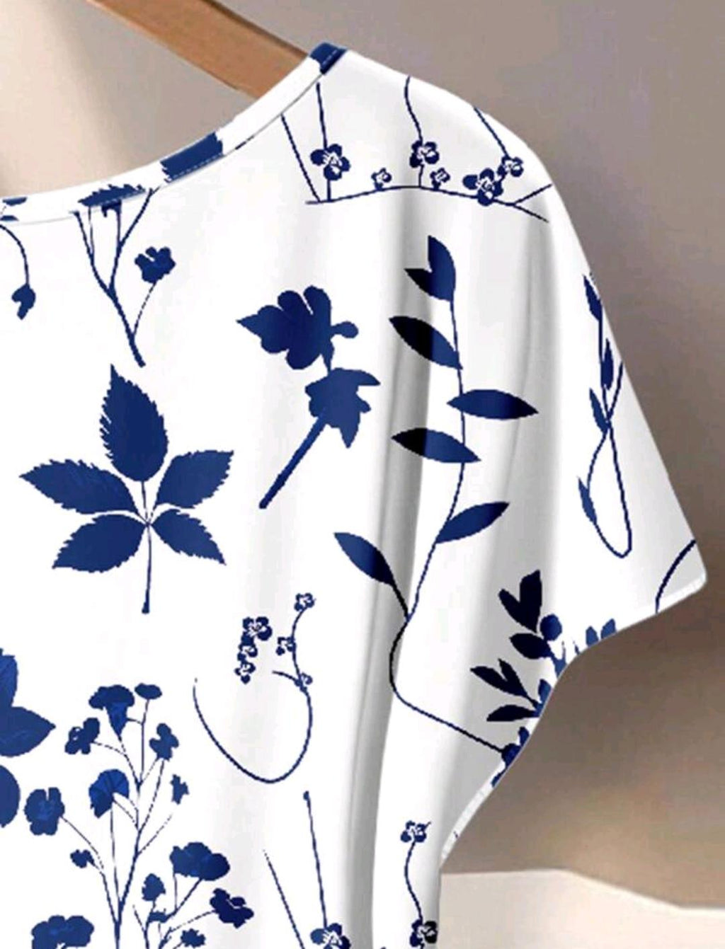 EMERY ROSE Conjunto de 2 piezas de camisa con nudo delantero y pantalones con estampado floral azul y blanco.