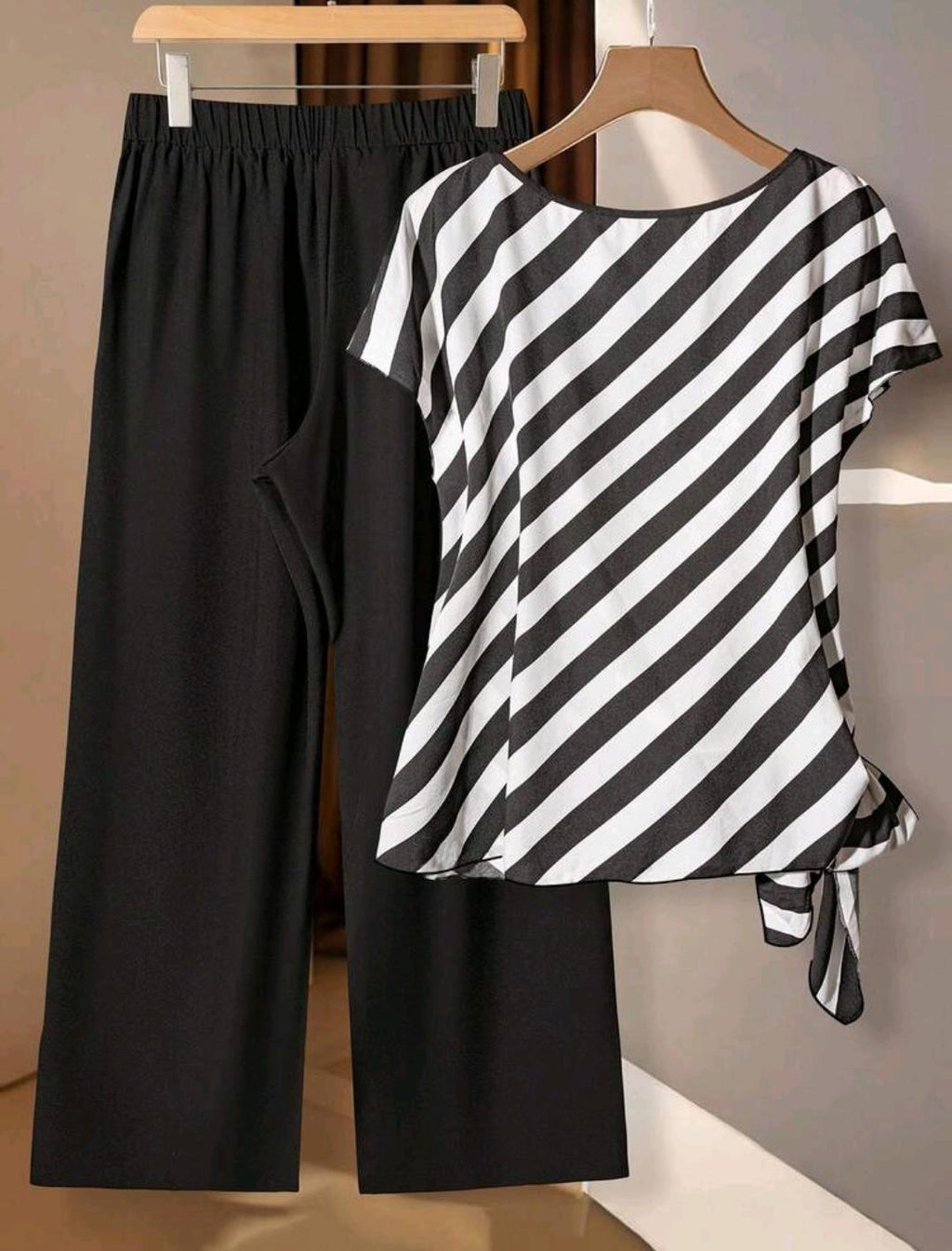 Conjunto casual de 2 piezas para mujer talla grande, top de manga corta con cuello en V, rayas y nudo delantero, y pantalones de pierna ancha.