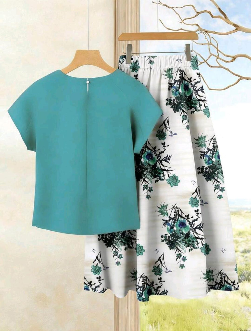 Vista posterior del conjunto turquesa medio con falda floral