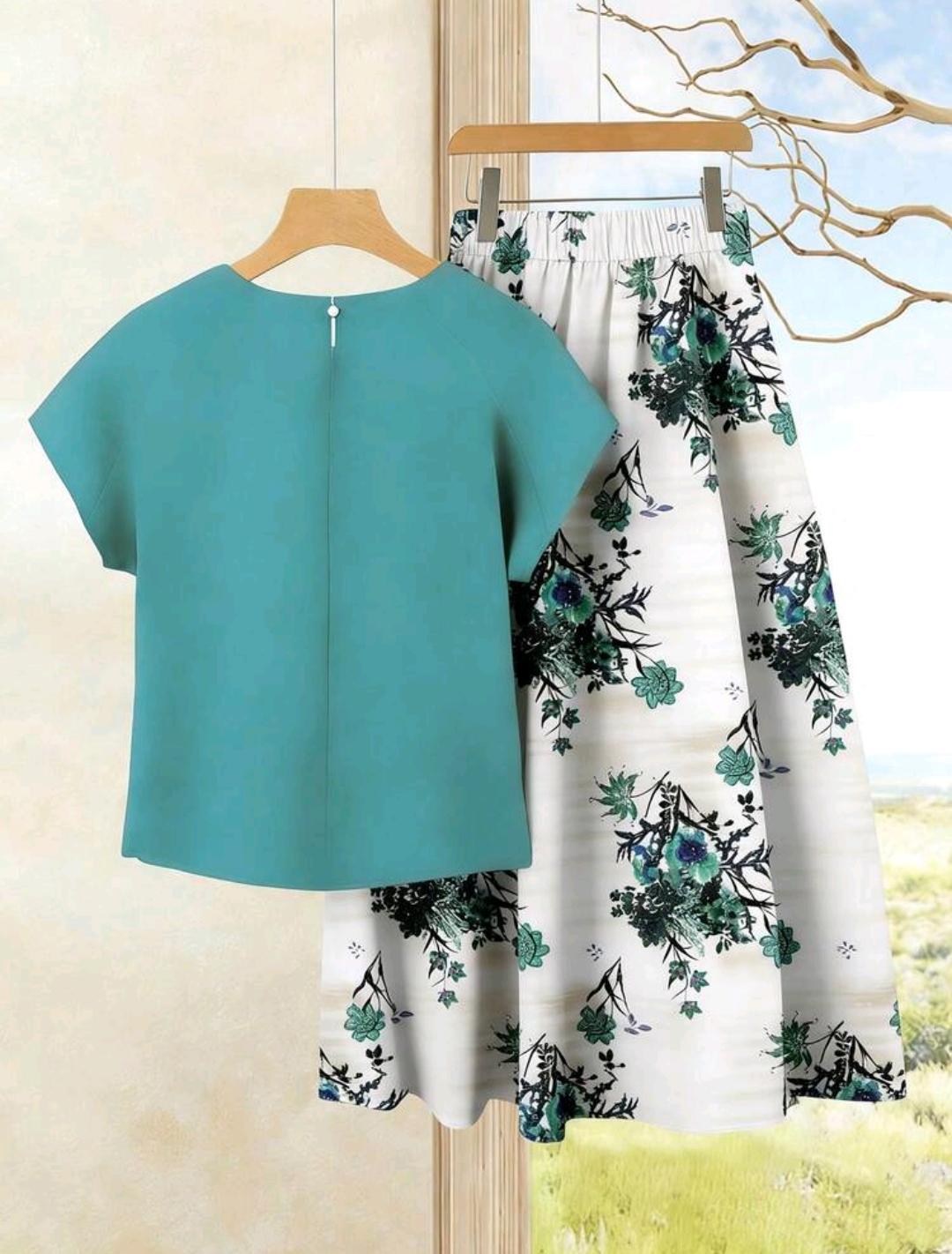 Vista posterior del conjunto turquesa medio con falda floral