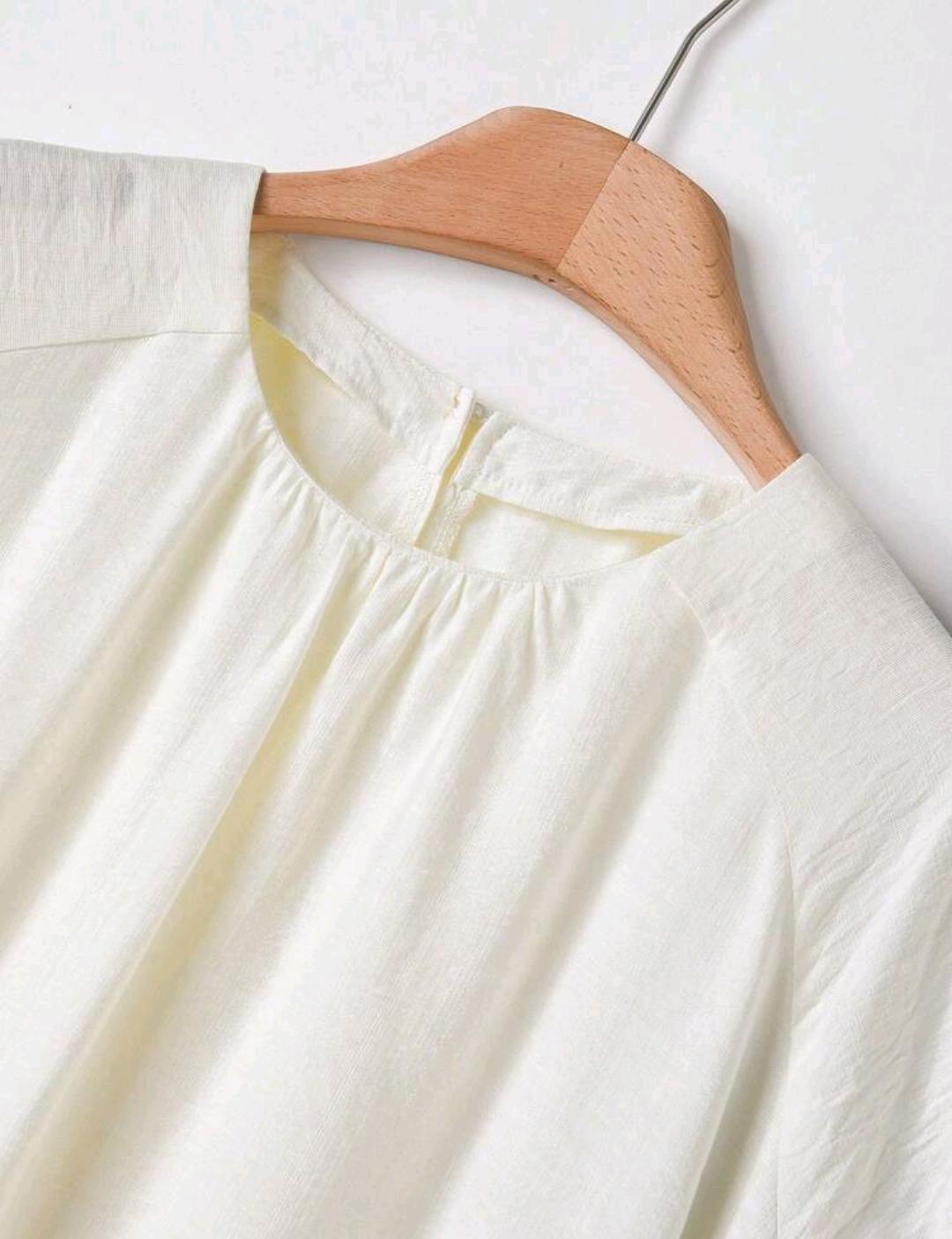 Conjunto de 2 piezas de blusa de manga corta de unicolor y falda con estampado floral para mujer.