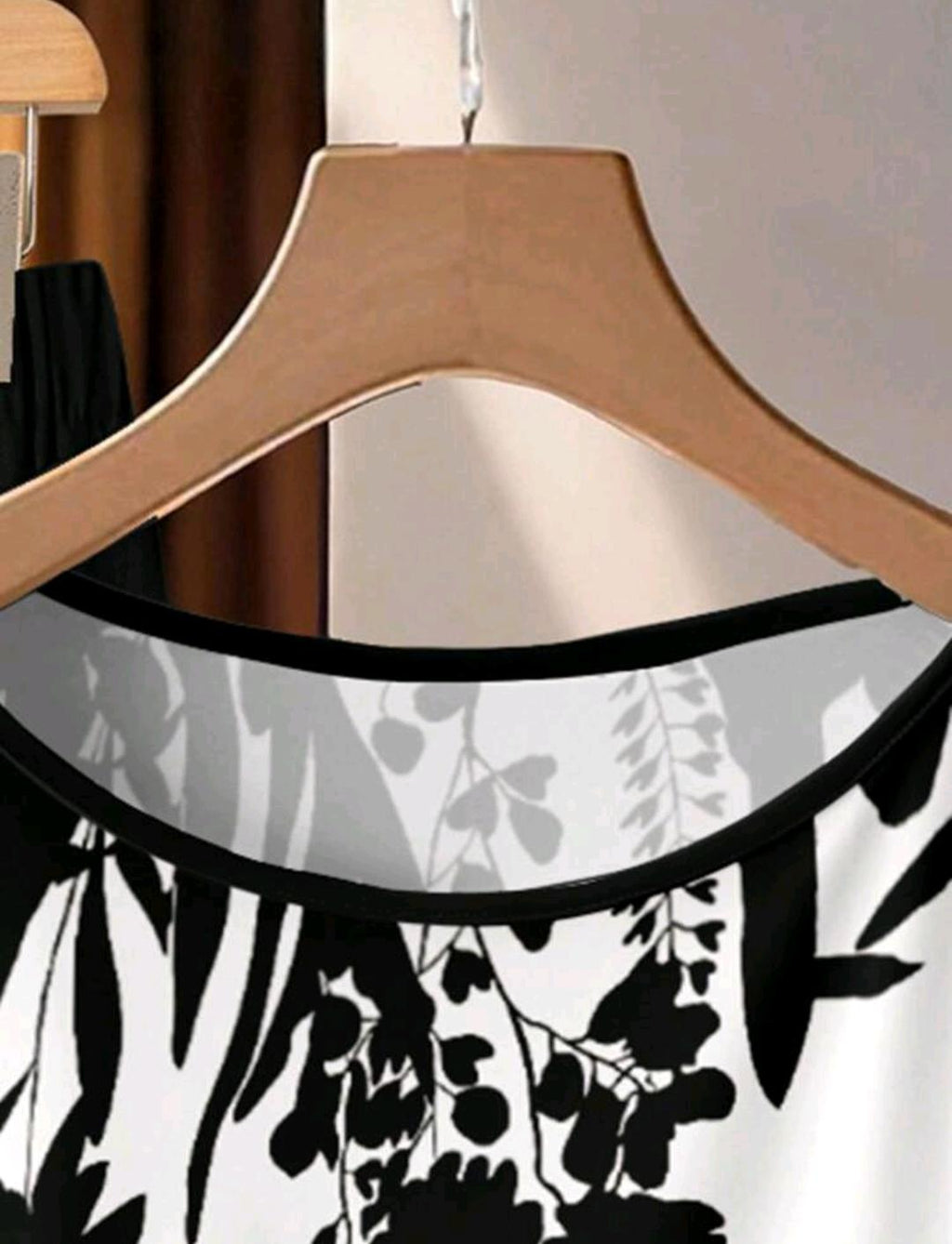 SHEIN Clasi 2 piezas Conjunto de camisa beige elegante y casual minimalista con estampado de silueta botánica en blanco y negro y pantalones sueltos negros. Perfecto para primavera y verano, vacaciones, estilo campestre, día, jardín y caminatas.