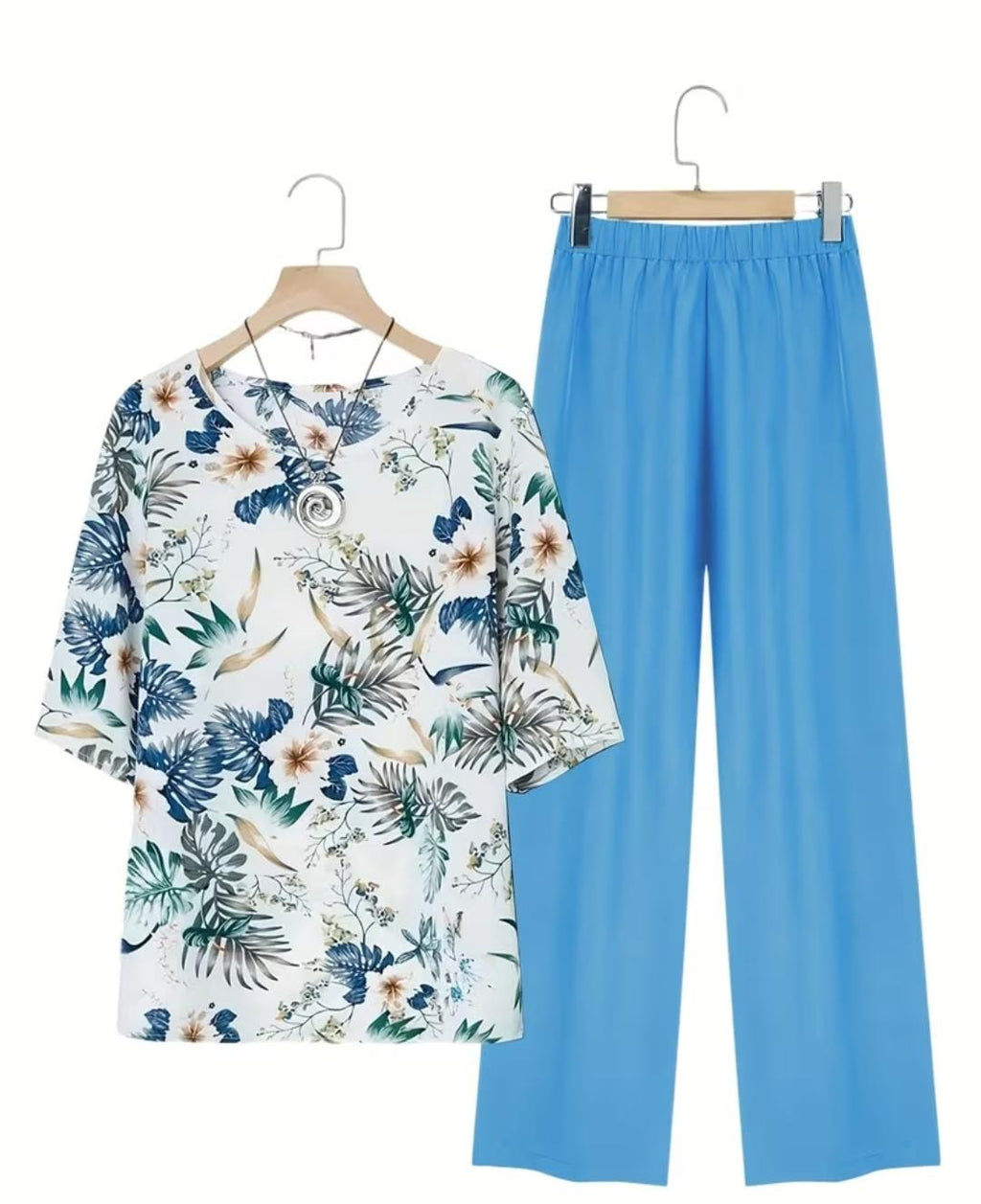 Conjunto de 2 piezas de pantalón y blusa con estampado floral.